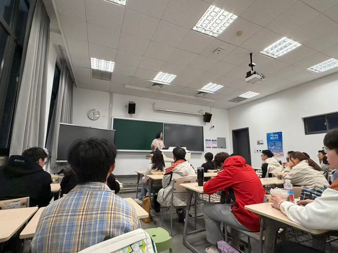 班会现场，同学们围坐一堂